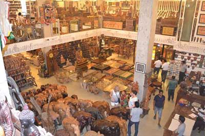 Wood Carving Kandy | pradeeptours.com